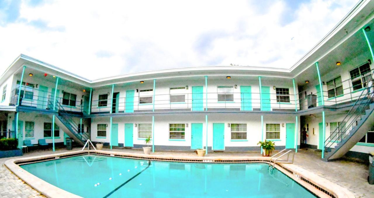 Uptown Inn & Suites St. Petersburg Esterno foto