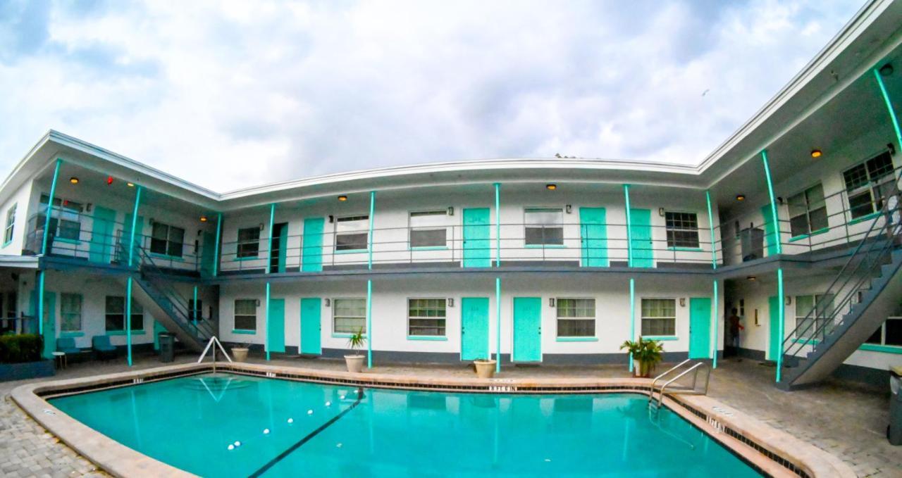 Uptown Inn & Suites St. Petersburg Esterno foto